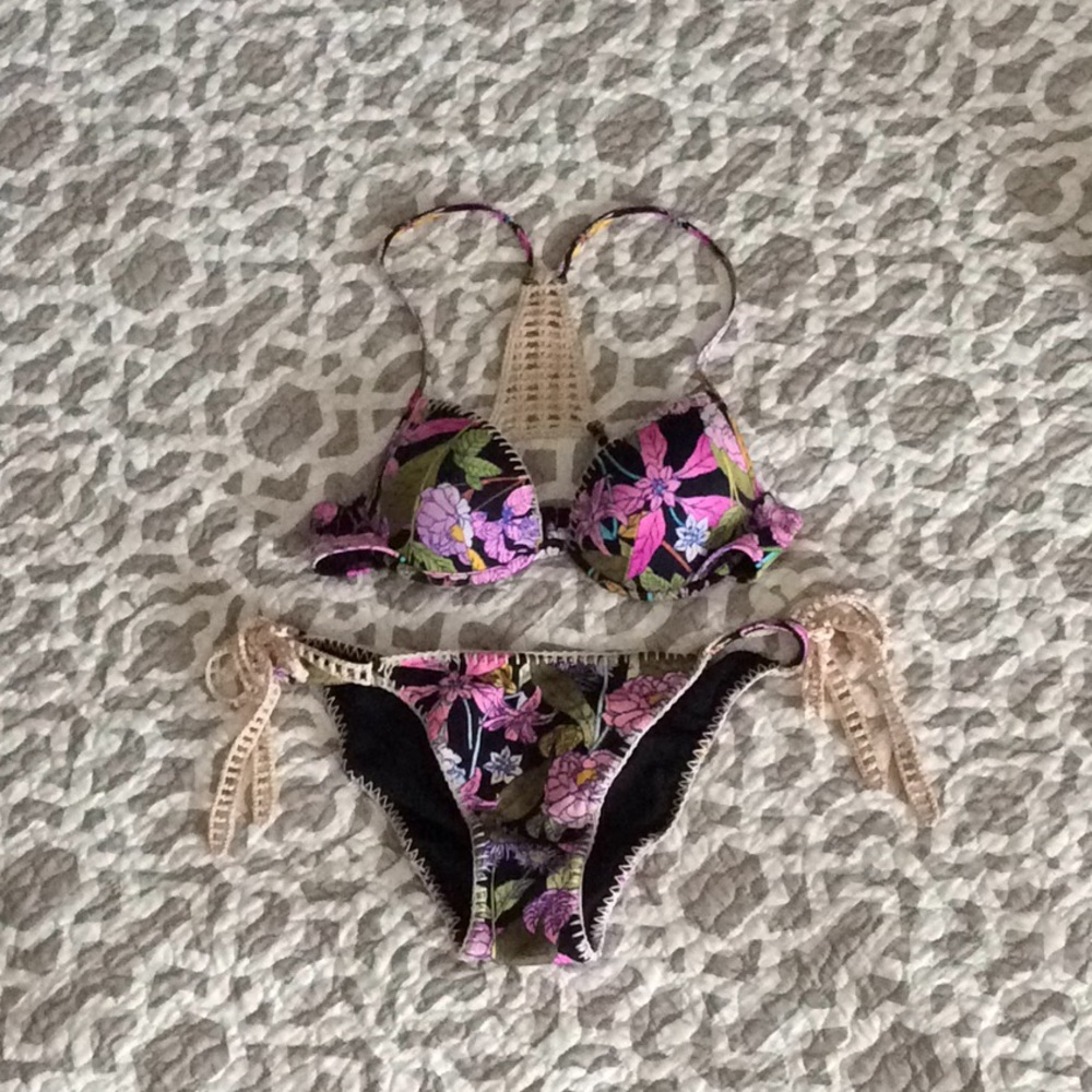 VS floral push-up bikini, 32B top/medium bottom